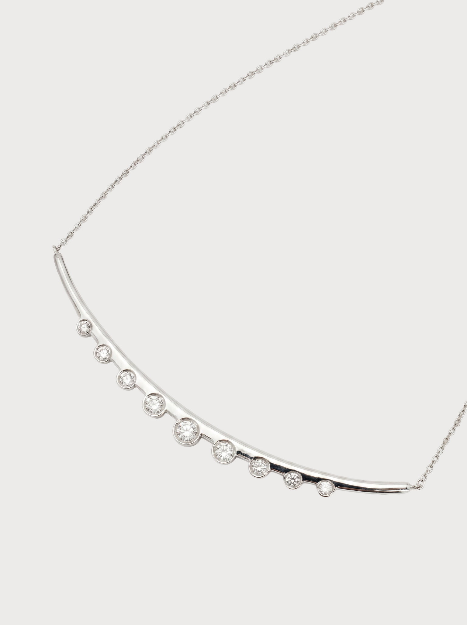 Dettaglio collana Crivelli con barra in oro bianco e diamanti