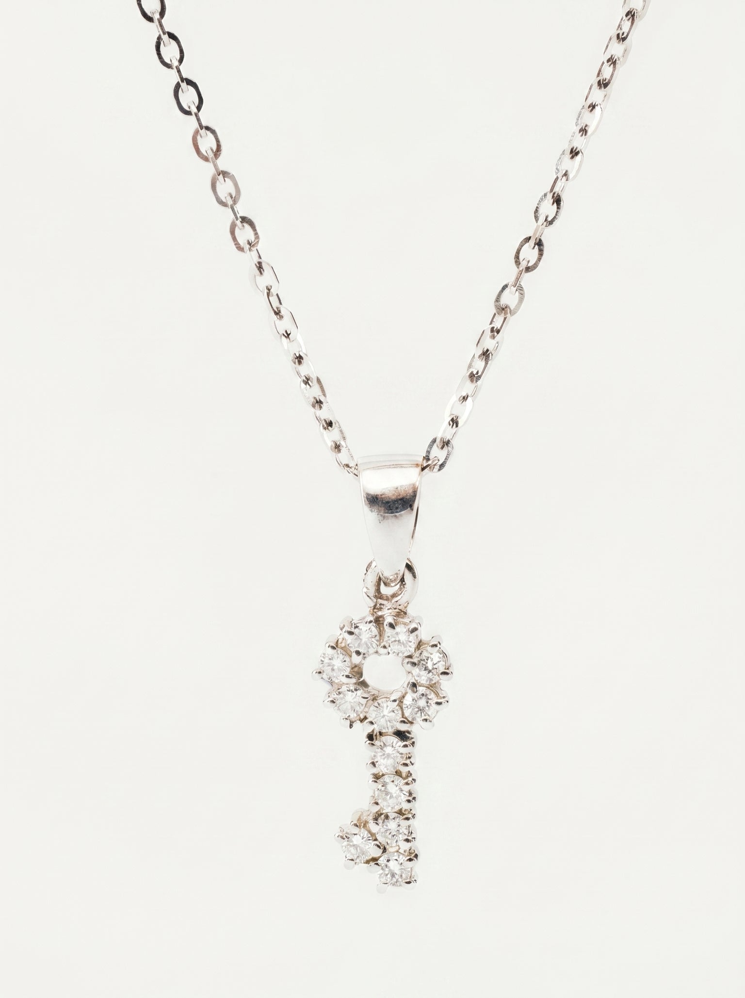 Collana con chiave in oro bianco e diamanti