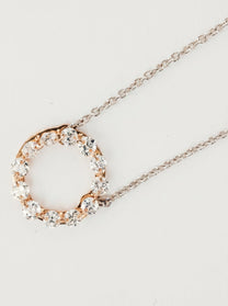Secondo dettaglio collana con pendente circolare bicolore e diamanti