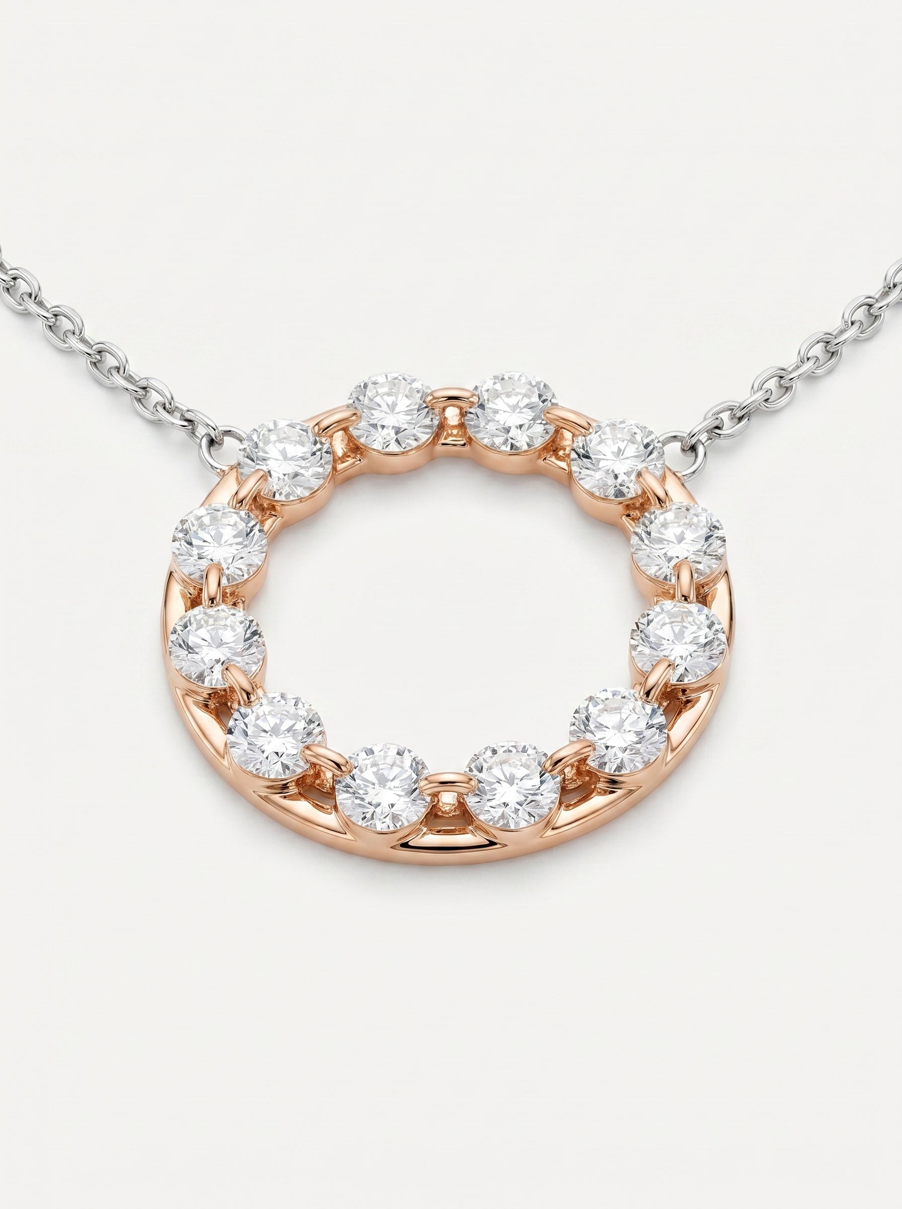 Dettaglio pendente circolare in oro bianco e rosa con diamanti