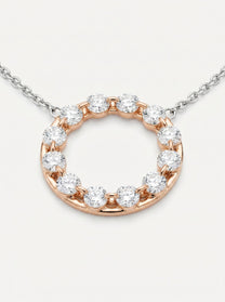 Dettaglio pendente circolare in oro bianco e rosa con diamanti