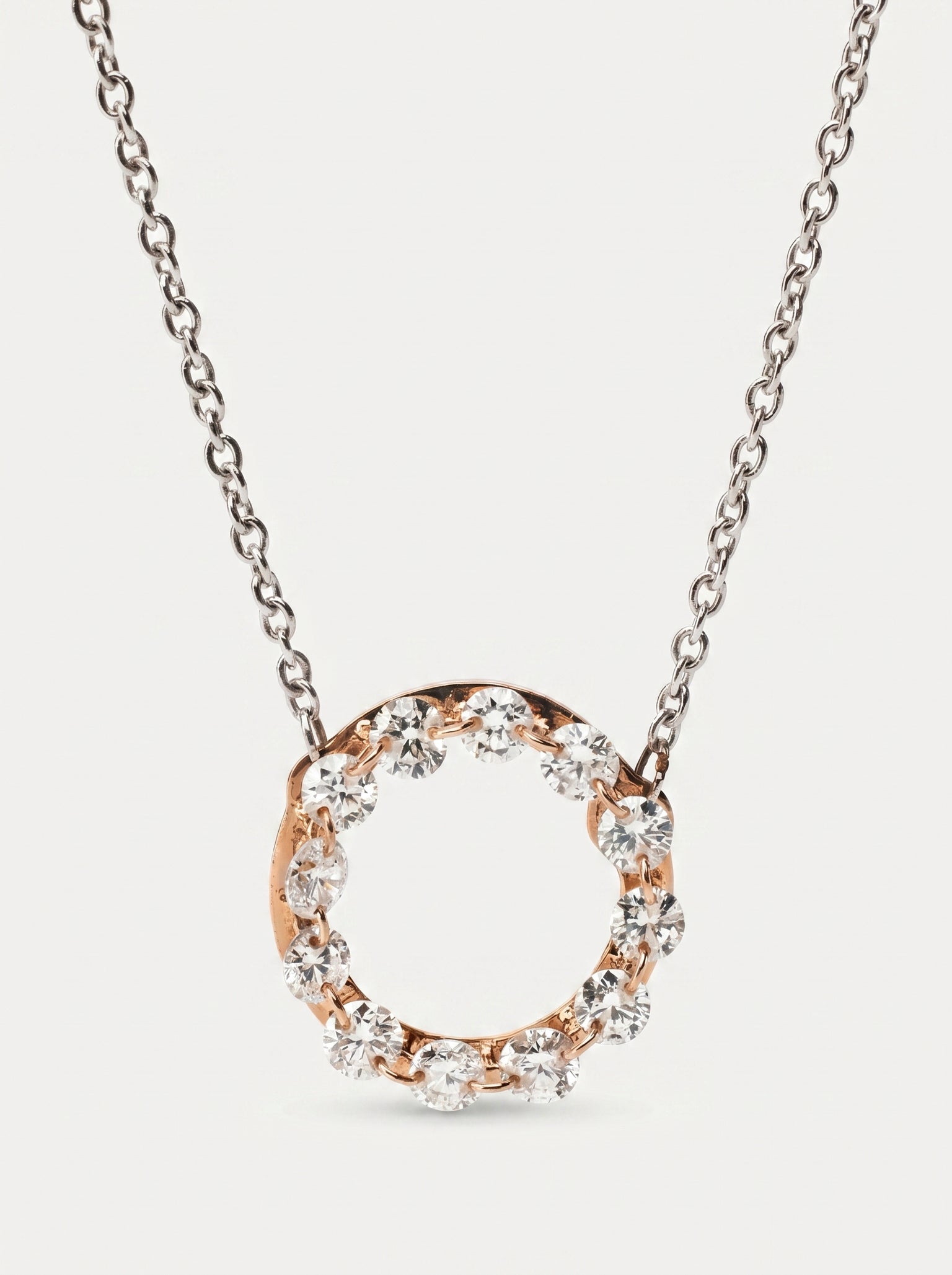 Collana con pendente circolare in oro bianco e rosa con diamanti, vista frontale