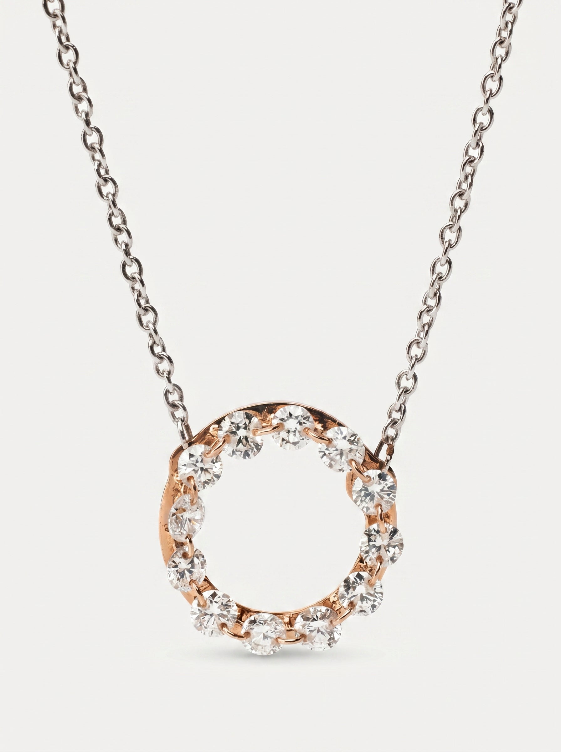 Collana con pendente circolare in oro bianco e rosa con diamanti, vista frontale