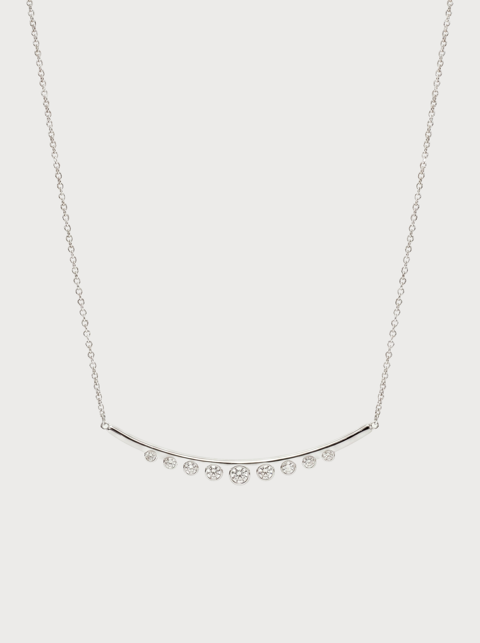 Collana Crivelli con barra in oro bianco e diamanti, vista frontale