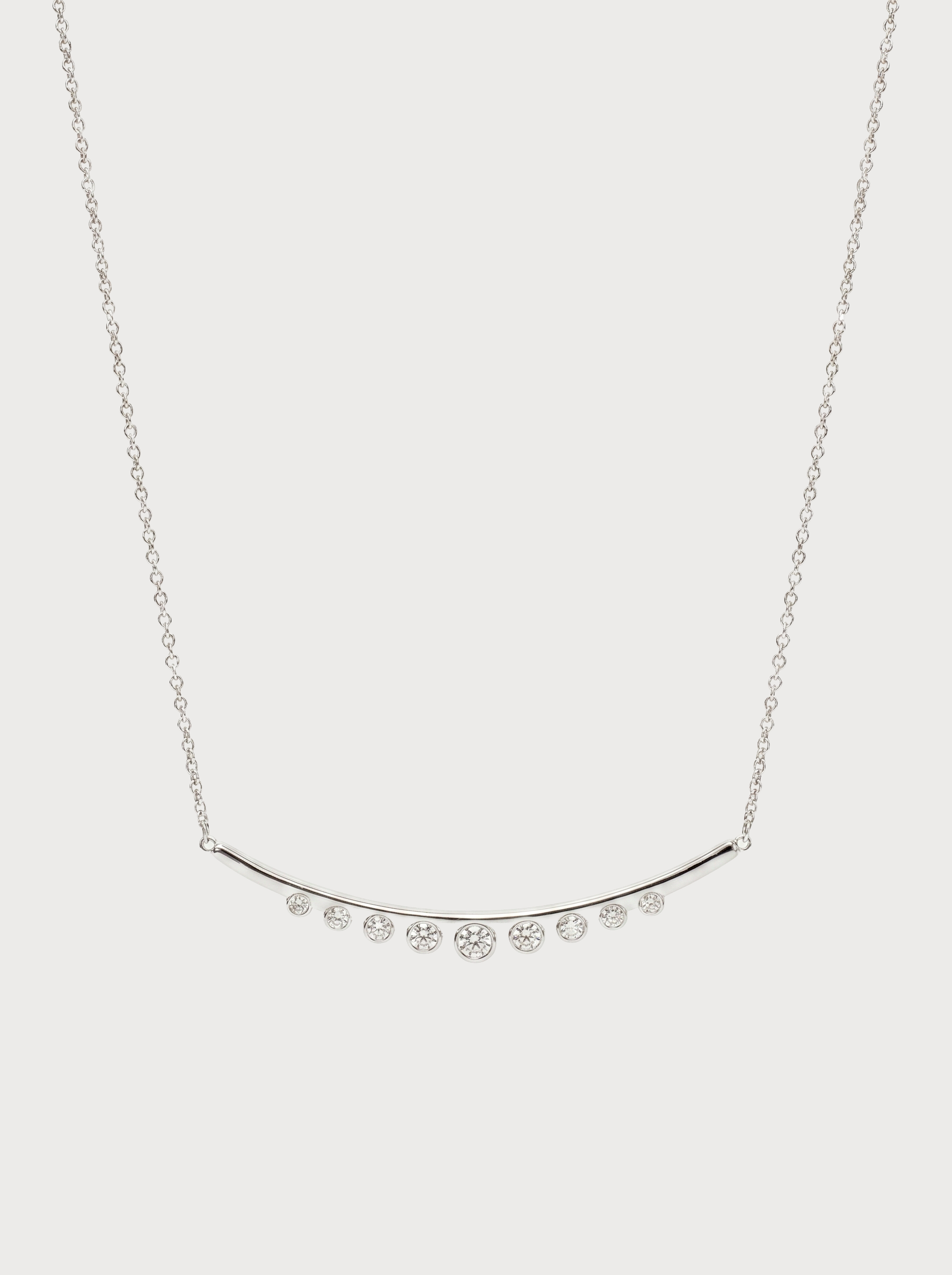 Collana Crivelli con barra in oro bianco e diamanti, vista frontale