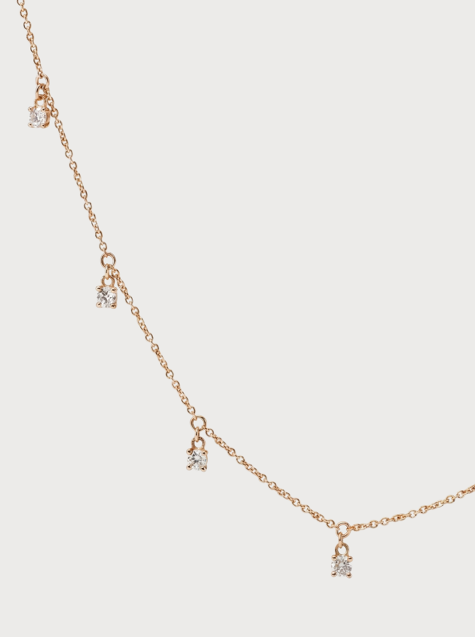 Vista laterale collana Crivelli con diamanti pendenti in oro rosa
