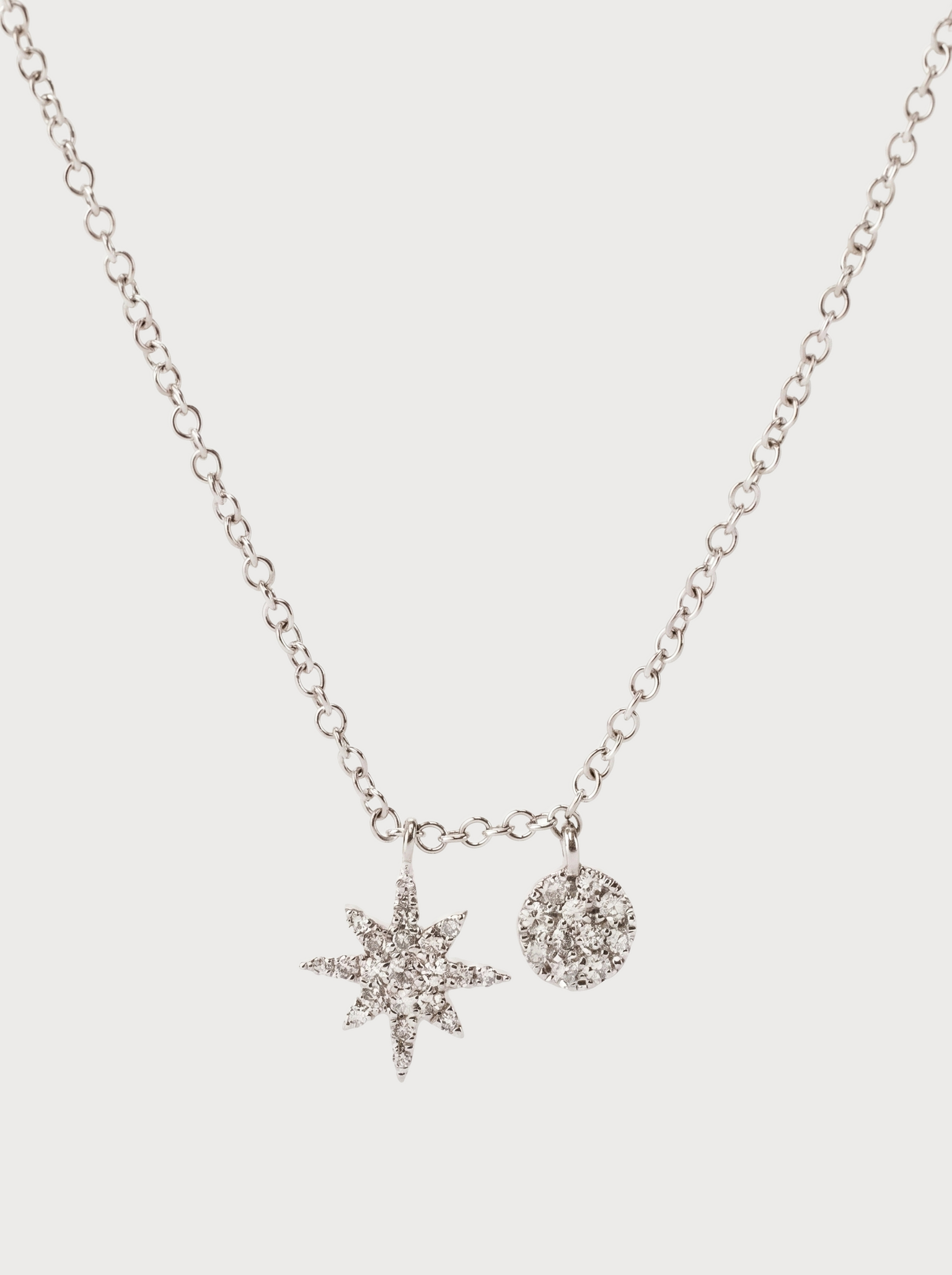 Dettaglio collana con rosa dei venti in oro bianco e diamanti
