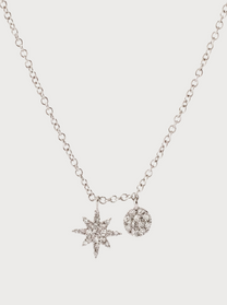 Dettaglio collana con rosa dei venti in oro bianco e diamanti