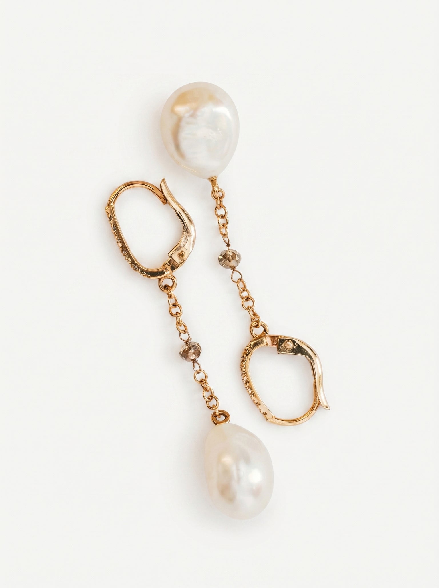 Orecchini pendenti in oro rosa con perle e diamanti bianchi e brown, coppia