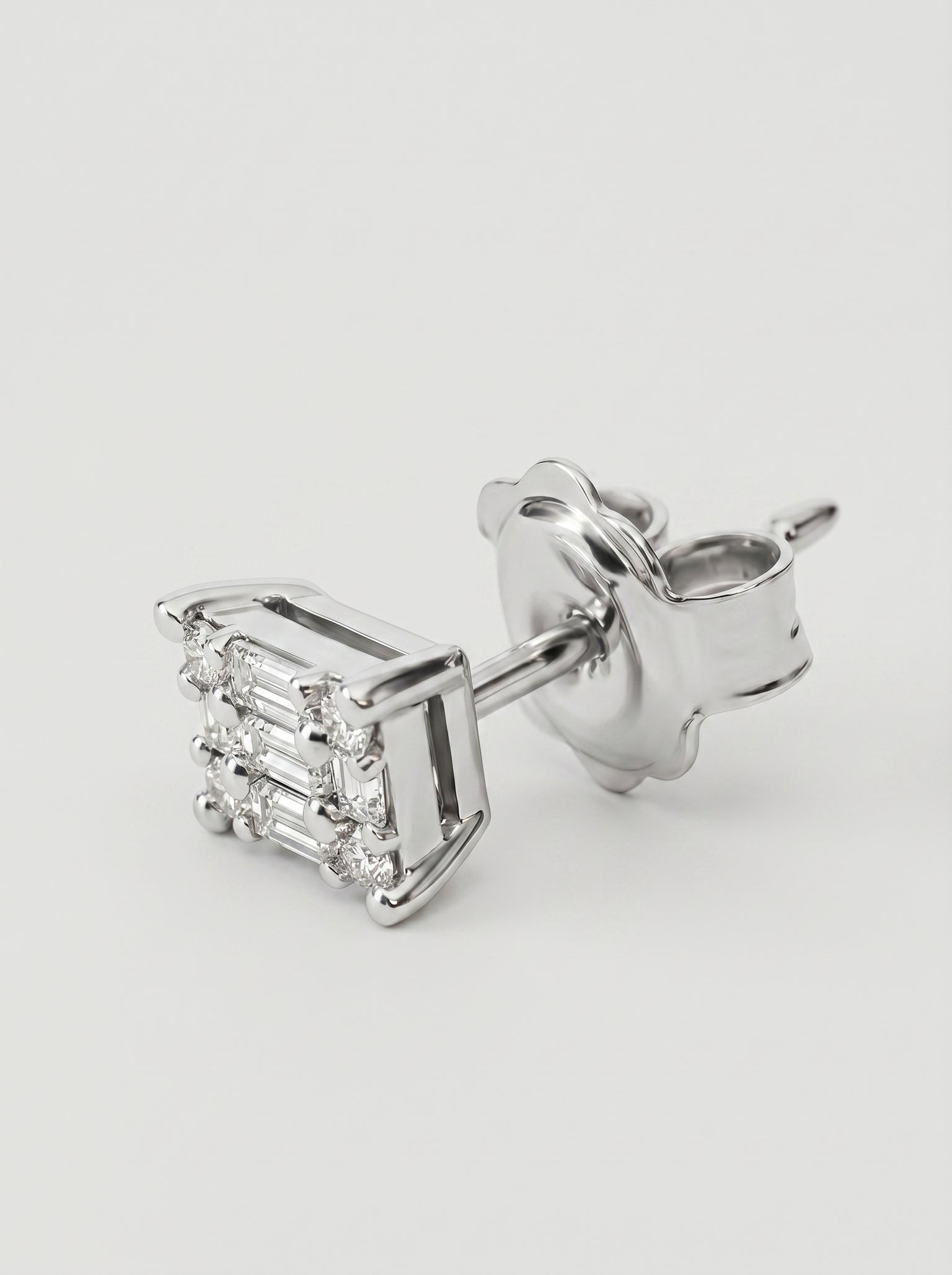 Orecchini rettangolari in oro bianco con diamanti baguette