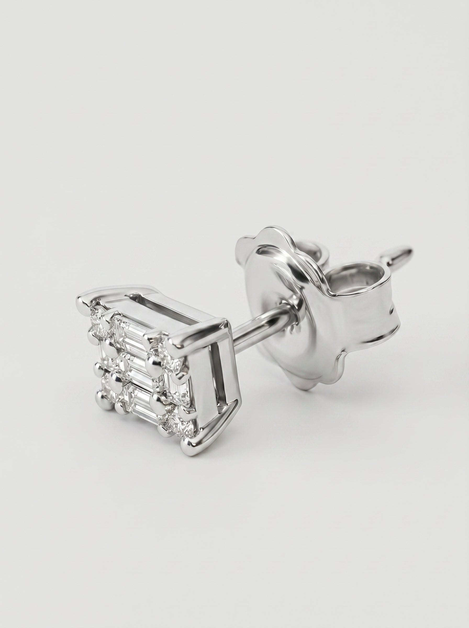 Orecchini rettangolari in oro bianco con diamanti baguette