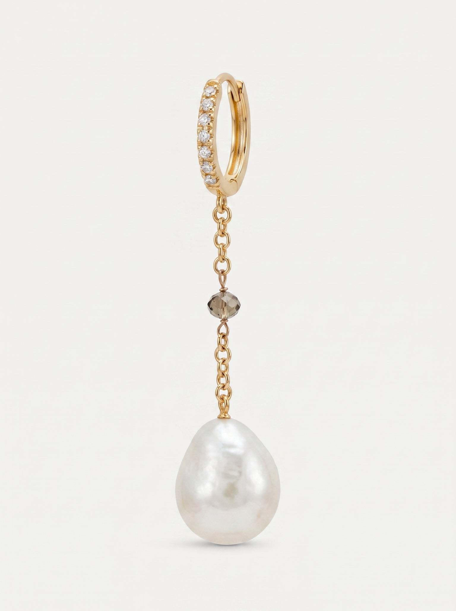 Orecchino pendente in oro rosa con perla e diamanti bianchi e brown, dettaglio
